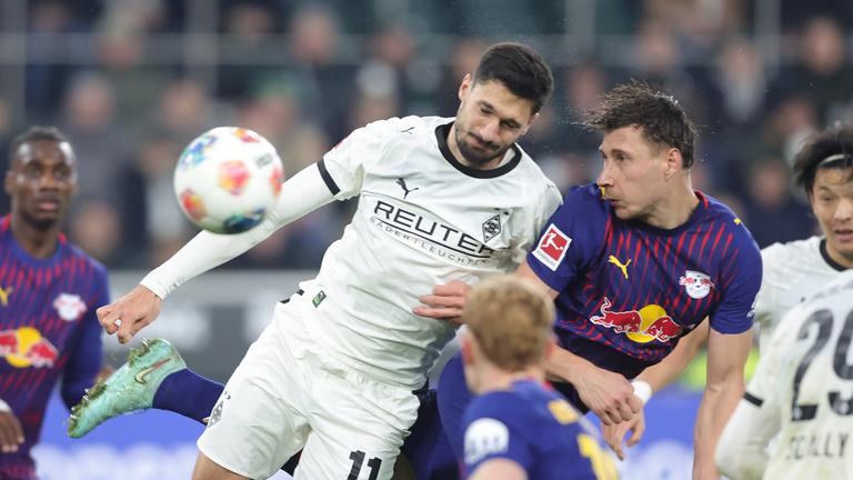 Tim Kleindienst von Borussia Mönchengladbach und Willi Orban von RB Leipzig liefern sich während des torlosen 0:0 einen intensiven Zweikampf um den Ball.