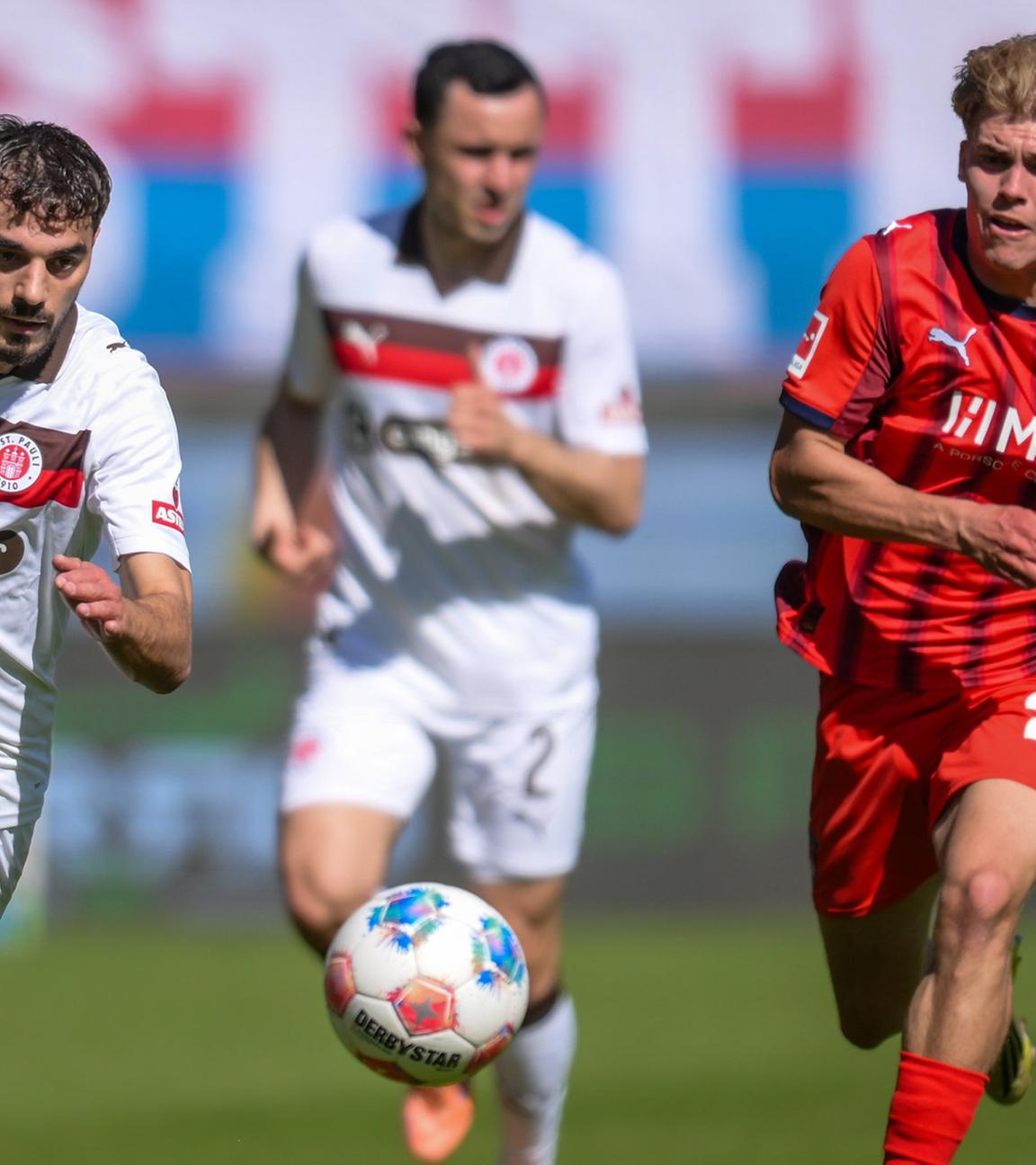 v.l. Danel Sinani (St. Pauli), Hennes Behrens (FC Heidenheim).