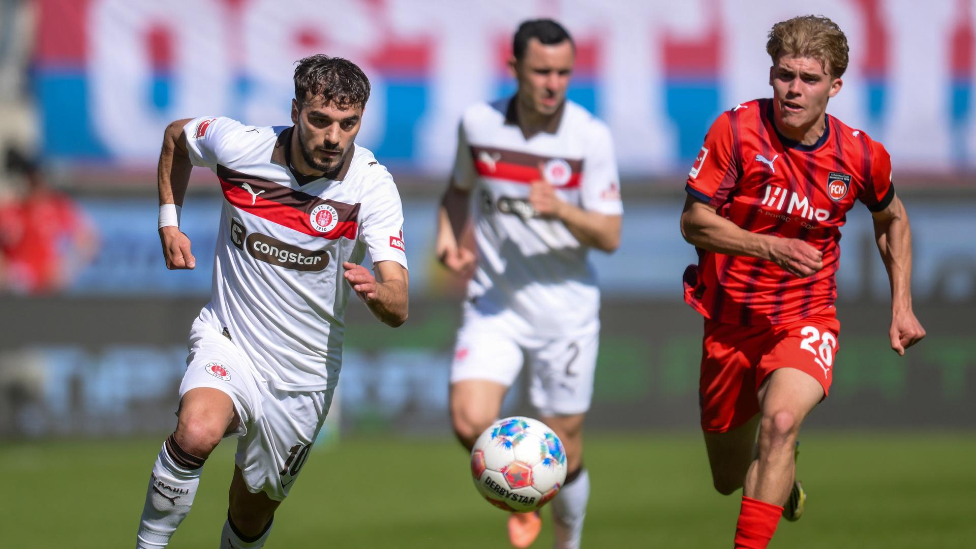 v.l. Danel Sinani (St. Pauli), Hennes Behrens (FC Heidenheim).