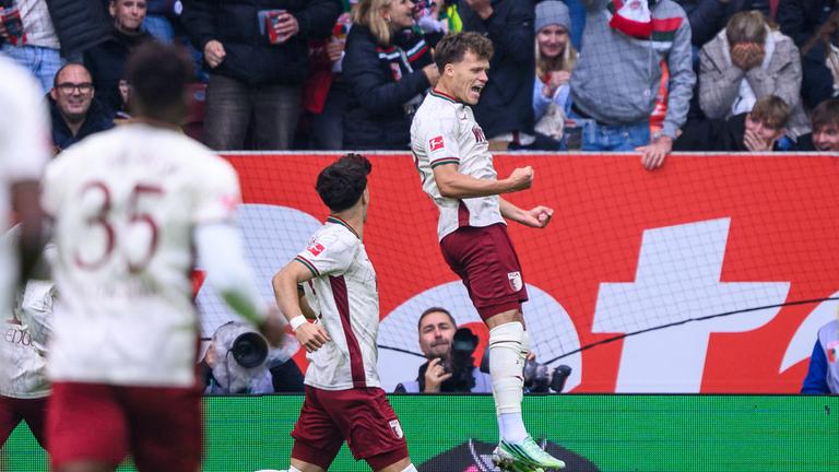 Robin Fellhauer (FC Augsburg) jubelt nach seinem Tor zum 1:0 am 10.10.2026 in Augsburg. 