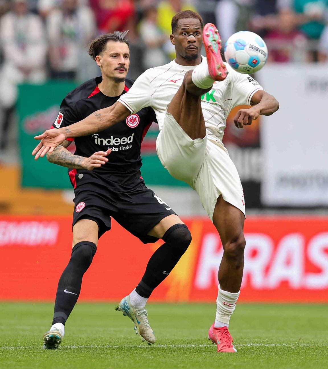 Frankfurts Robin Koch im Zweikampf um den Ball mit Augsburgs Samuel Essende.
