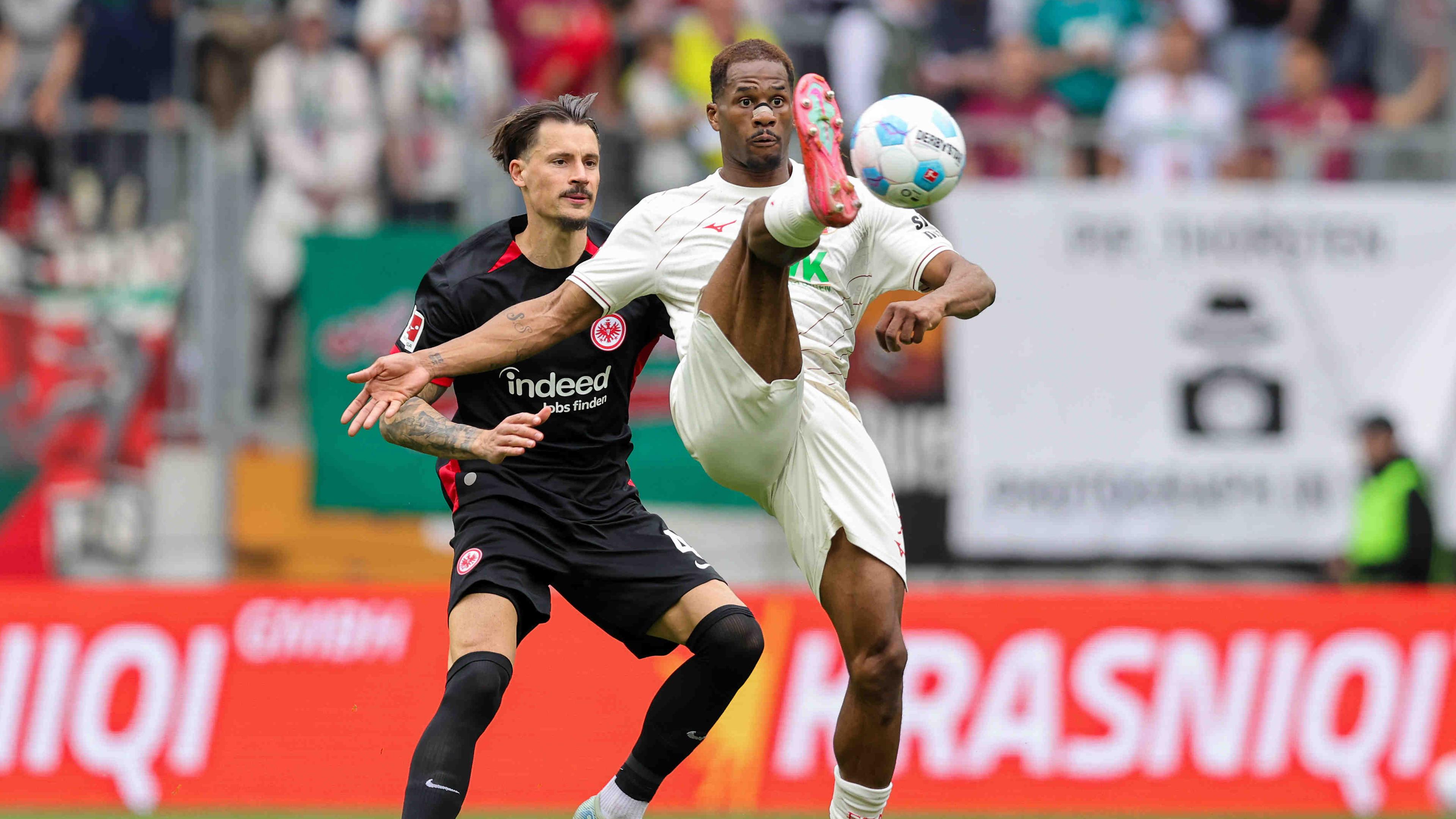 Frankfurts Robin Koch im Zweikampf um den Ball mit Augsburgs Samuel Essende.