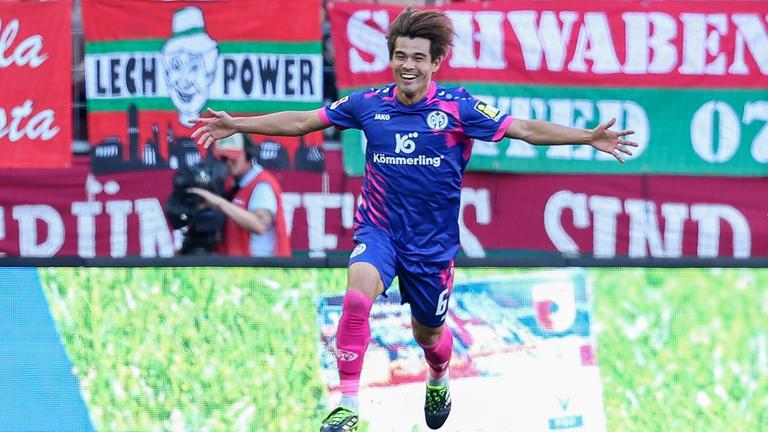 Kaishu Sano von Mainz 05 jubelt nach seinem Tor zum 1:0 gegen den FC Augsburg.