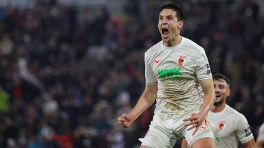 Keven Schlotterbeck (FC Augsburg) feiert sein Tor zum 1:0  gegen Borussia Mönchengladbach