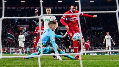 Stuttgarts Deniz Undav macht das Tor zum 1:0 gegen Augsburgs Torwart Finn Dahmen.