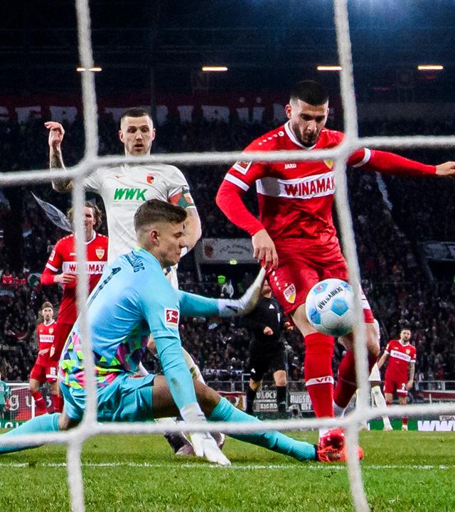 Stuttgarts Deniz Undav macht das Tor zum 1:0 gegen Augsburgs Torwart Finn Dahmen.