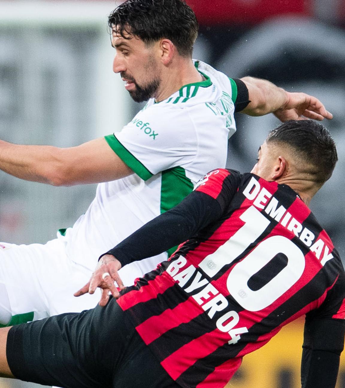 08.01.2022, Nordrhein-Westfalen, Leverkusen, Bayer Leverkusen gegen 1. FC Union Berlin, BayArena, Berlins Rani Khedira (l) und Leverkusens Kerem Demirbay kämpfen um den Ball.