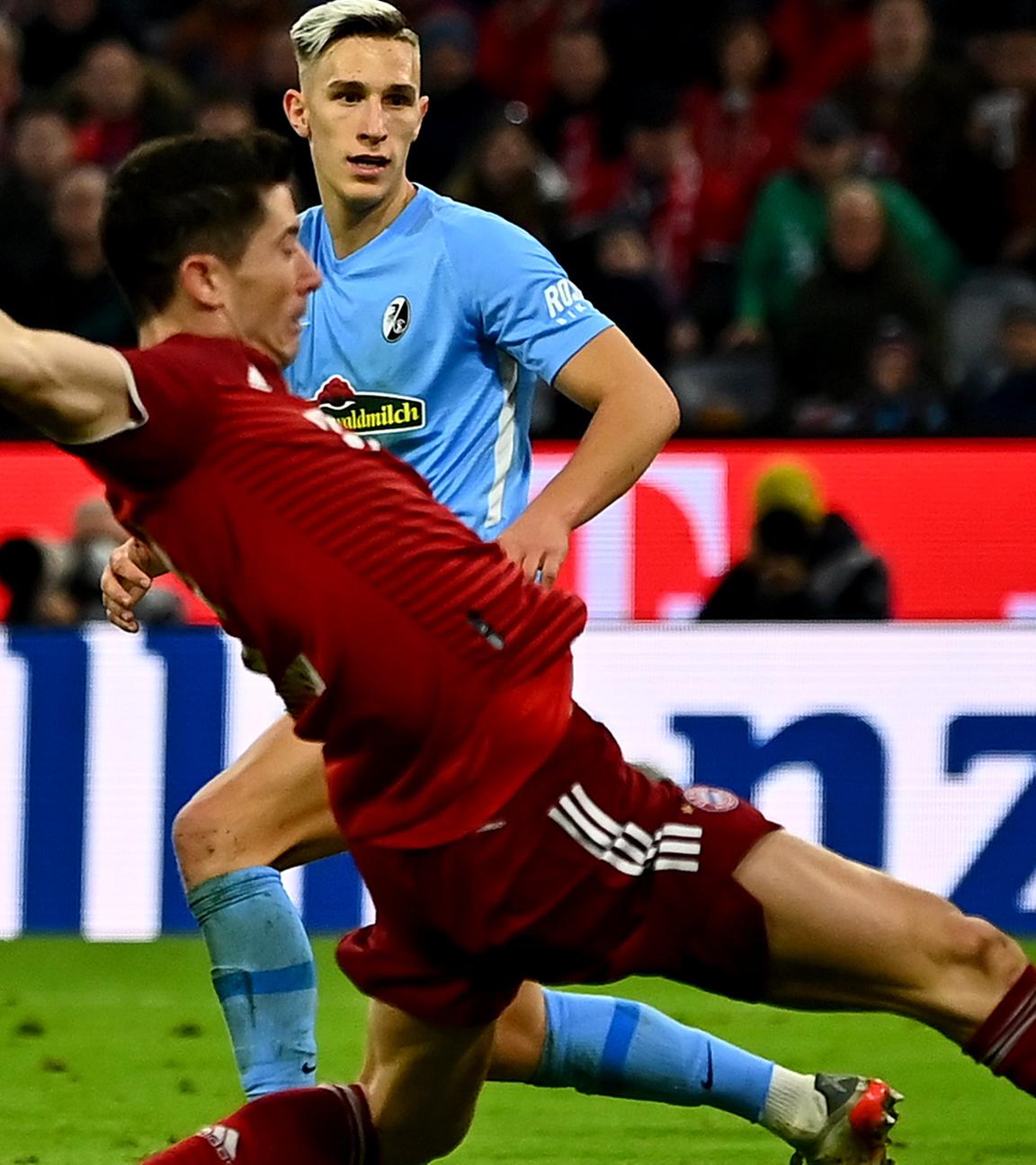 Lewandowski schießt das 2:0 für den FC Bayern.