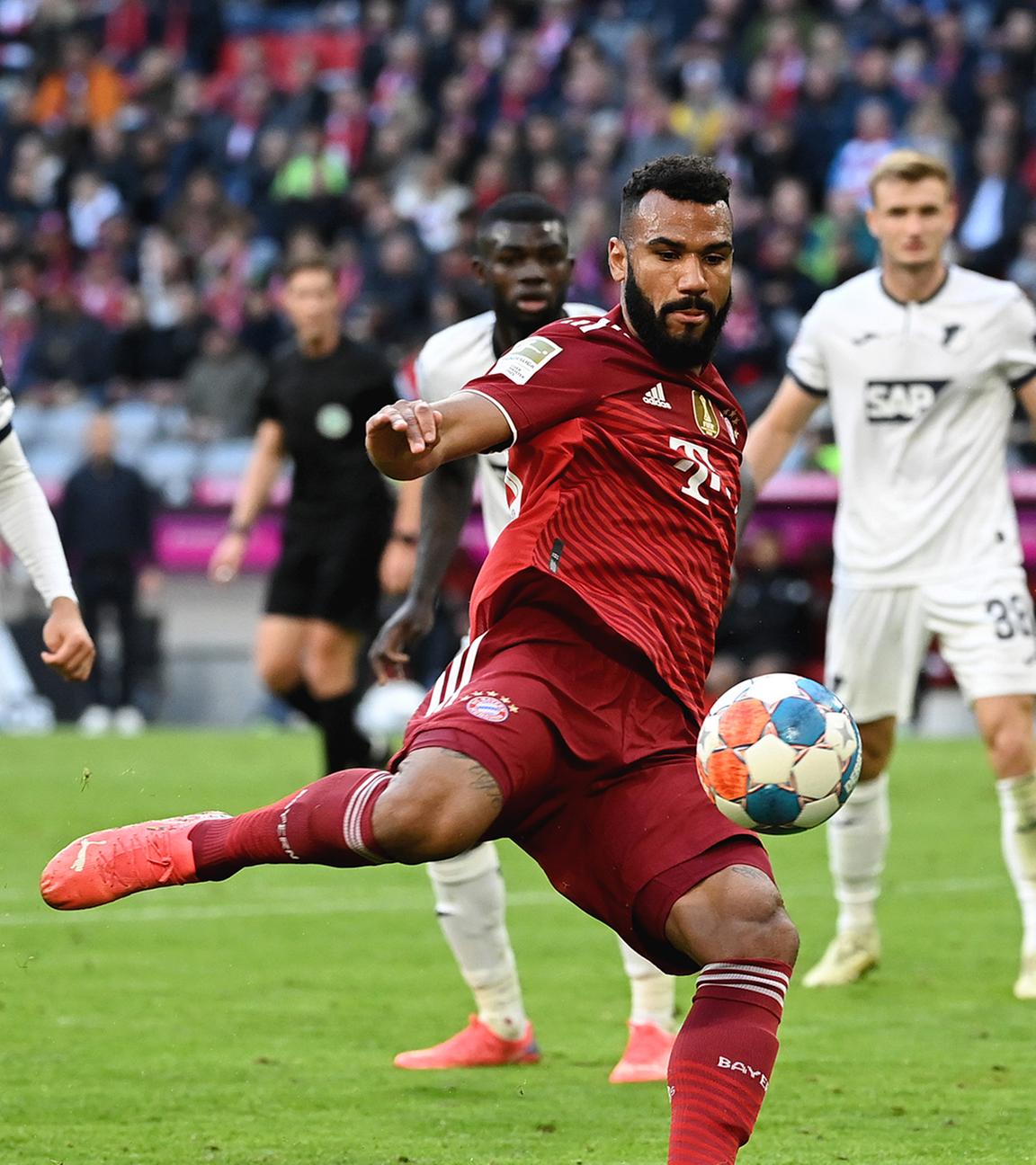Eric Maxim Choupo-Moting (m) vom FC Bayern München schießt auf das Tor des TSG 1899 Hoffenheim am 23.10.2021 in der Allianz Arena.