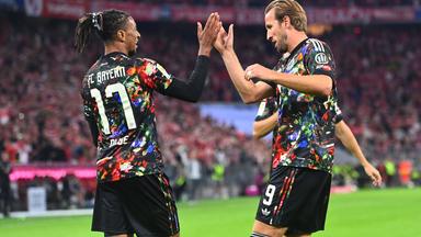 Michael Olise jubelt mit Harry Kane am 18.09.2026 in München.