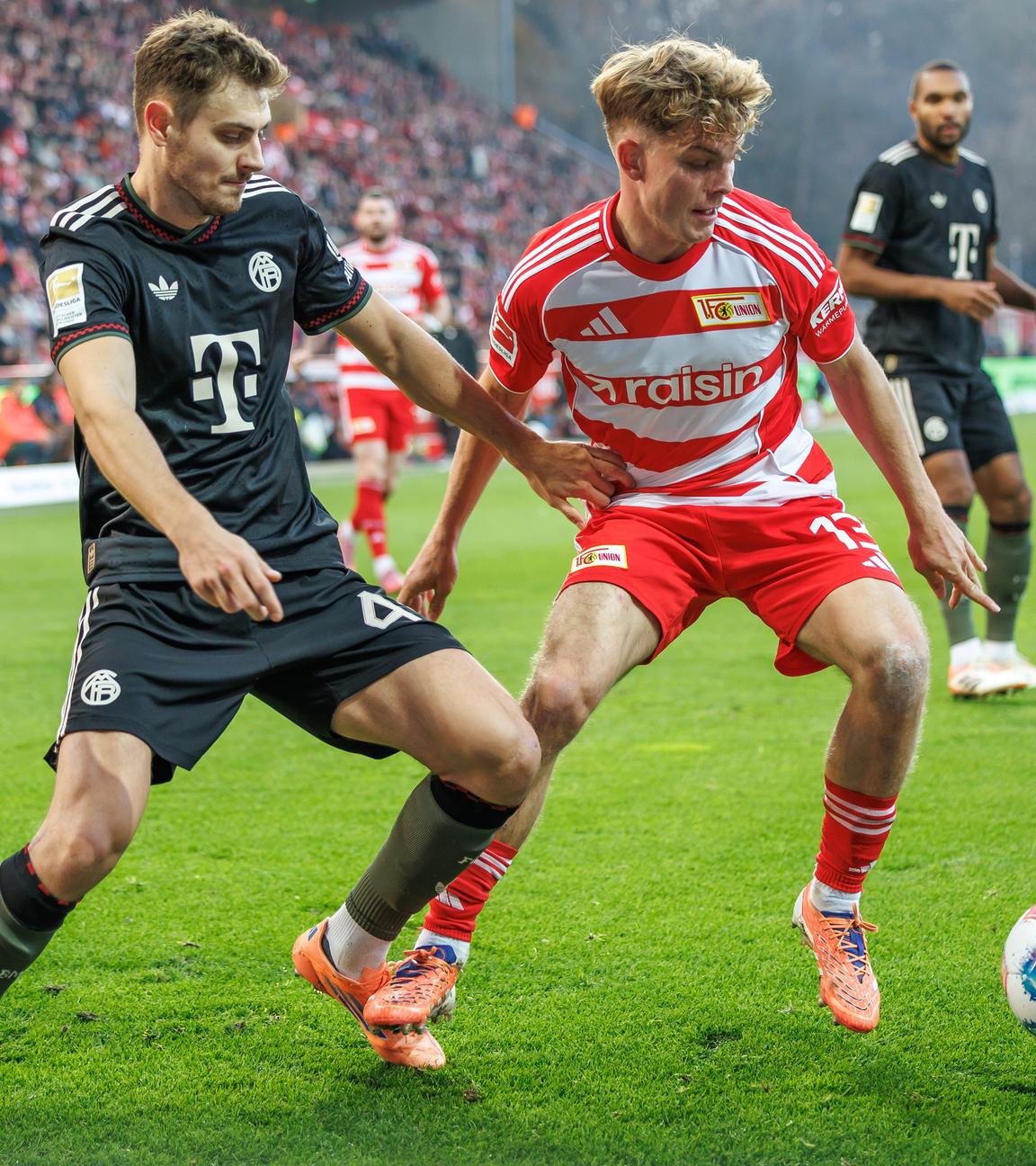 Berlins Andras Schäfer kämpft gegen Josip Stanisic von Bayern München um den Ball.