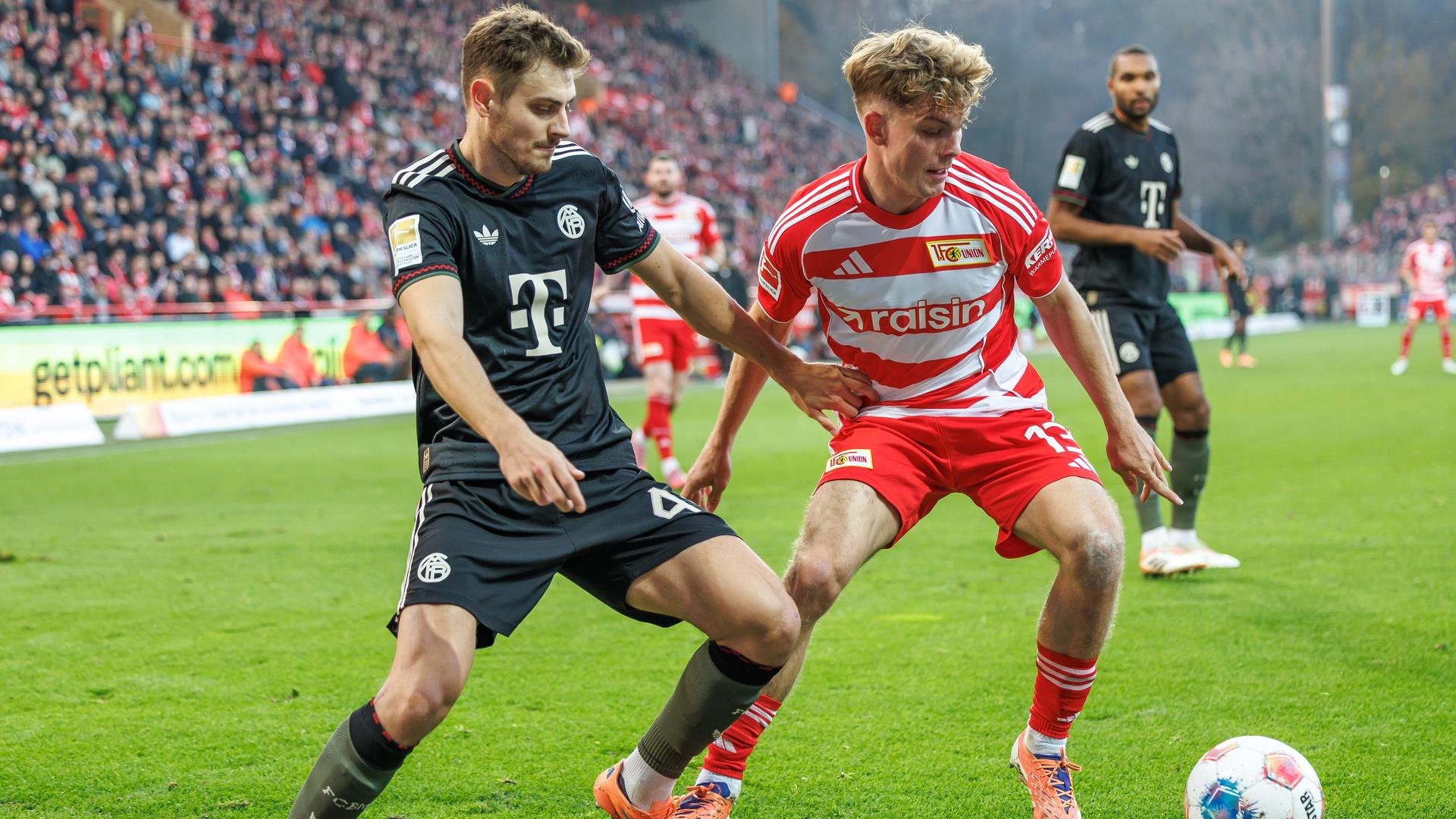 Berlins Andras Schäfer kämpft gegen Josip Stanisic von Bayern München um den Ball.