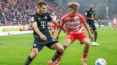 Berlins Andras Schäfer kämpft gegen Josip Stanisic von Bayern München um den Ball.