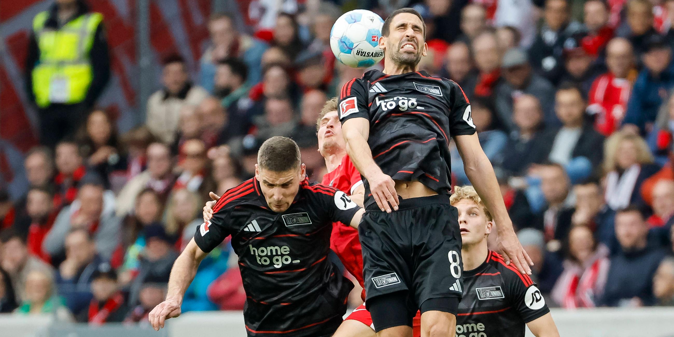 Andrej Ilic von Union Berlin und Patrick Osterhage vom SC Freiburg im Kampf um den Ball.