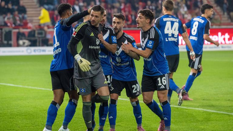 Hamburgs Torwart Daniel Heuer Fernandes wird gefeiert nach gehaltenem Elfmeter.
