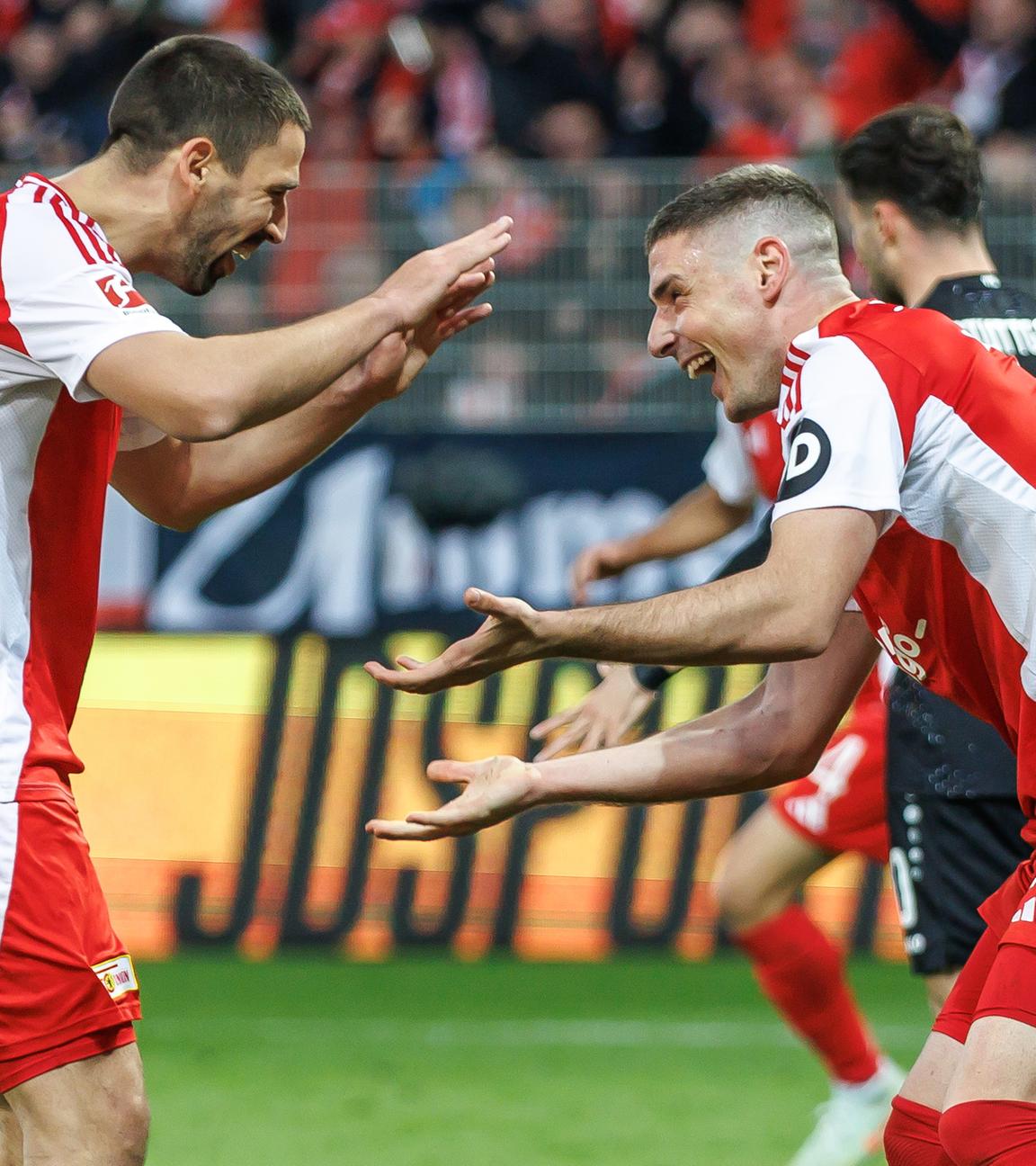 Berlins Andrej Ilic jubelt nach seinem Treffer zum 4:4 mit Teamkollege Rani Khedira.
