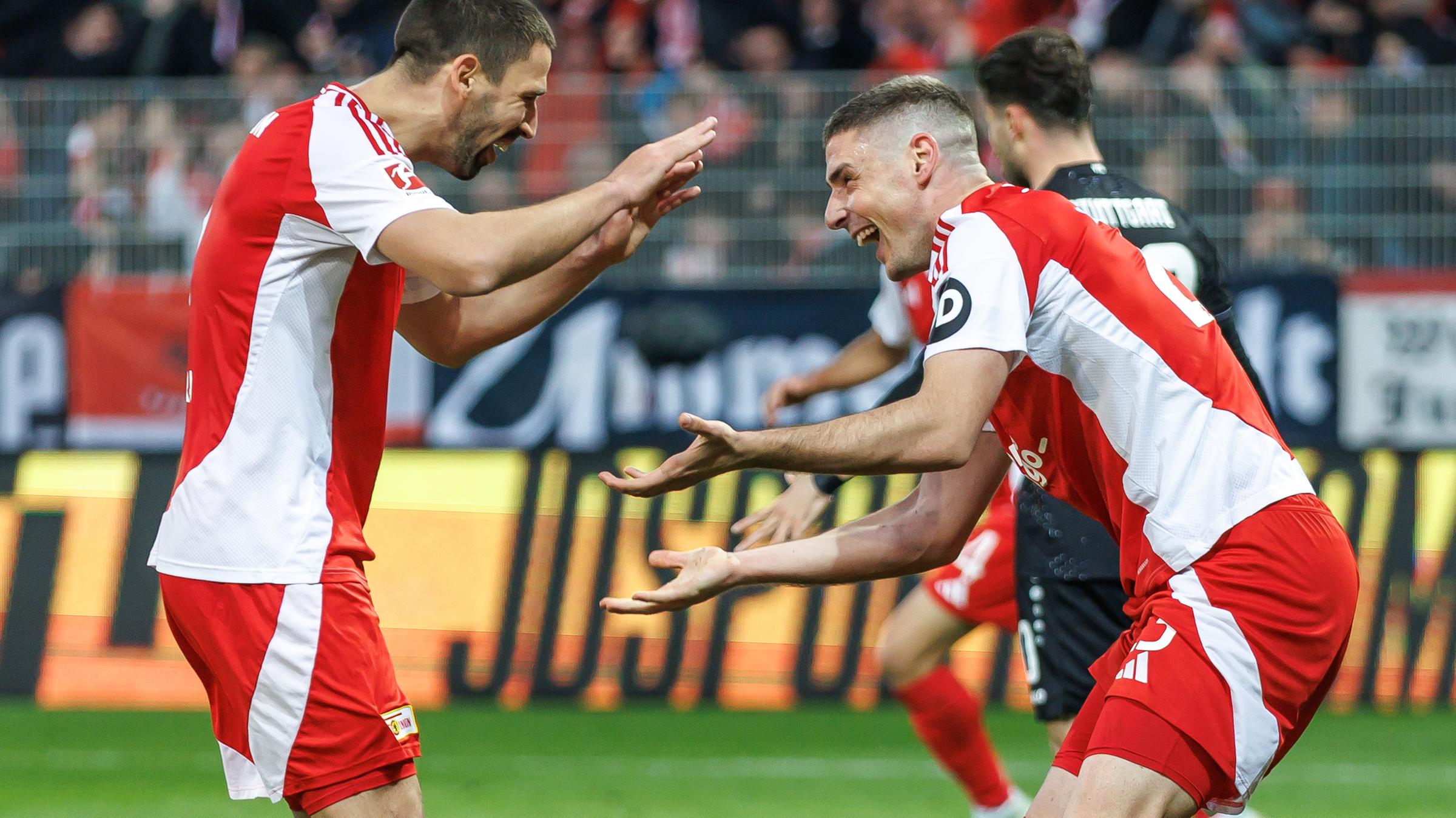 Berlins Andrej Ilic jubelt nach seinem Treffer zum 4:4 mit Teamkollege Rani Khedira.