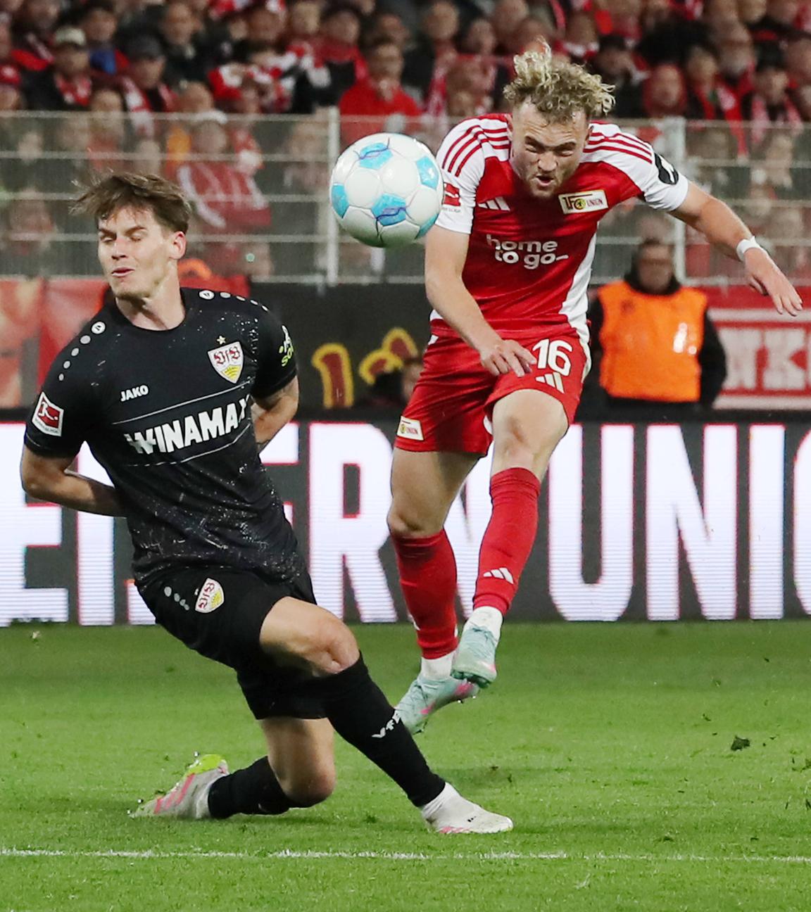 Ramon Hendriks vom VfB Stuttgart im Zweikampf mit Berlins Benedict Hollerbach.