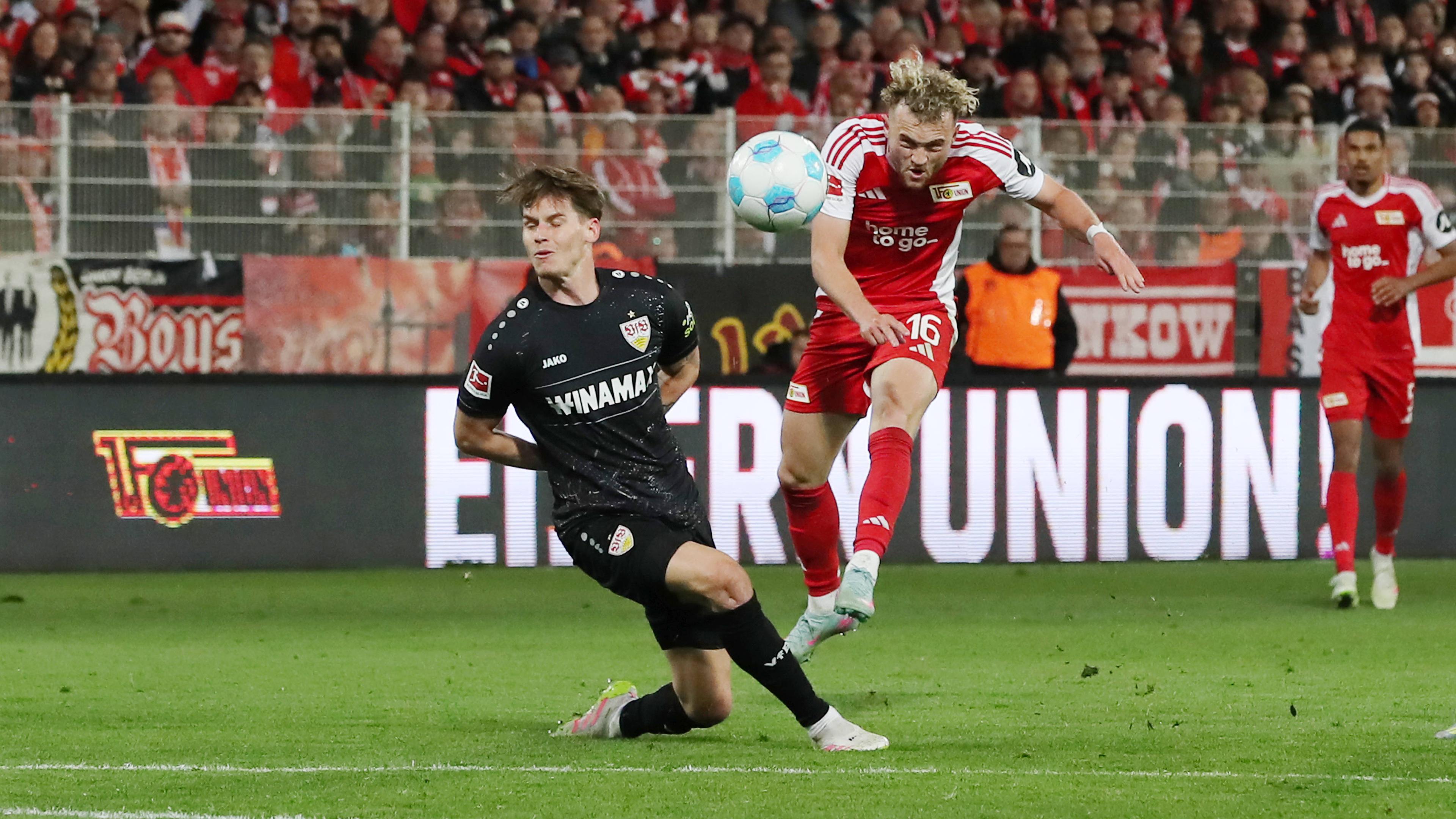 Ramon Hendriks vom VfB Stuttgart im Zweikampf mit Berlins Benedict Hollerbach.