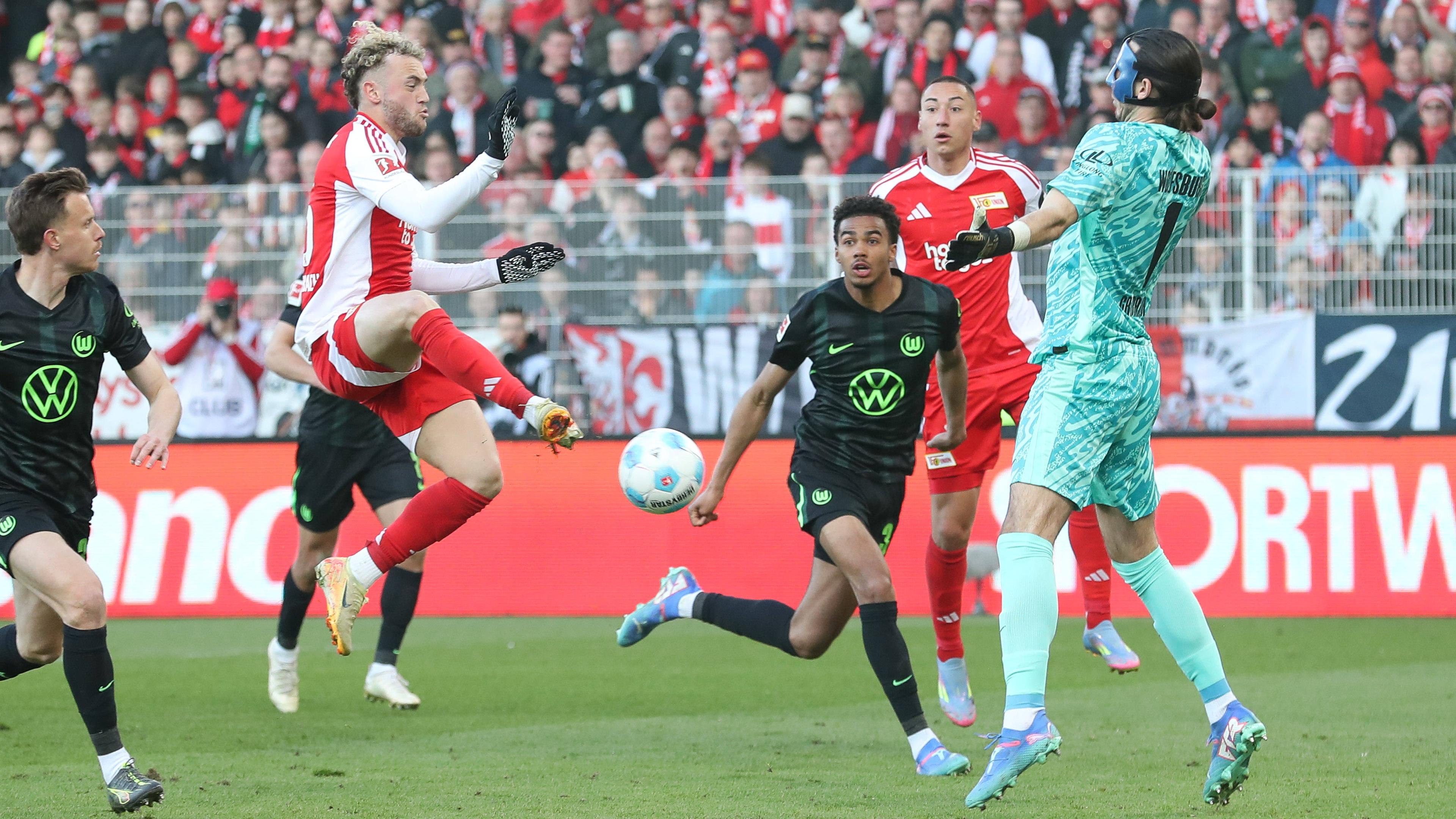 Berlins Benedict Hollerbach schießt das entscheidende Tor zum 1:0 gegen Wolfsburg.