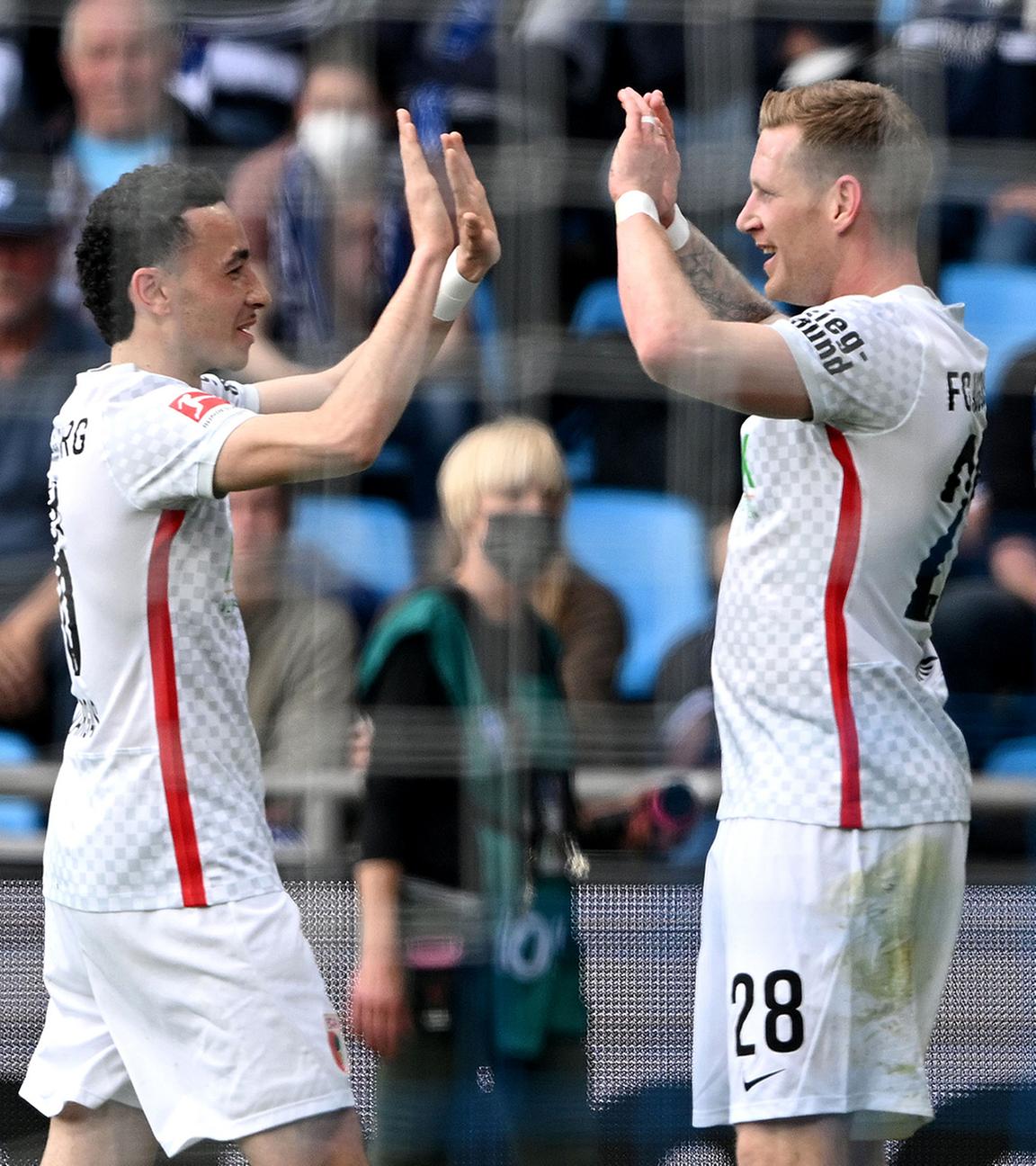 Augsburgs Ruben Vargas (l.) und Augsburgs Andre Hahn jubeln nach dem Tor zum 0:1.