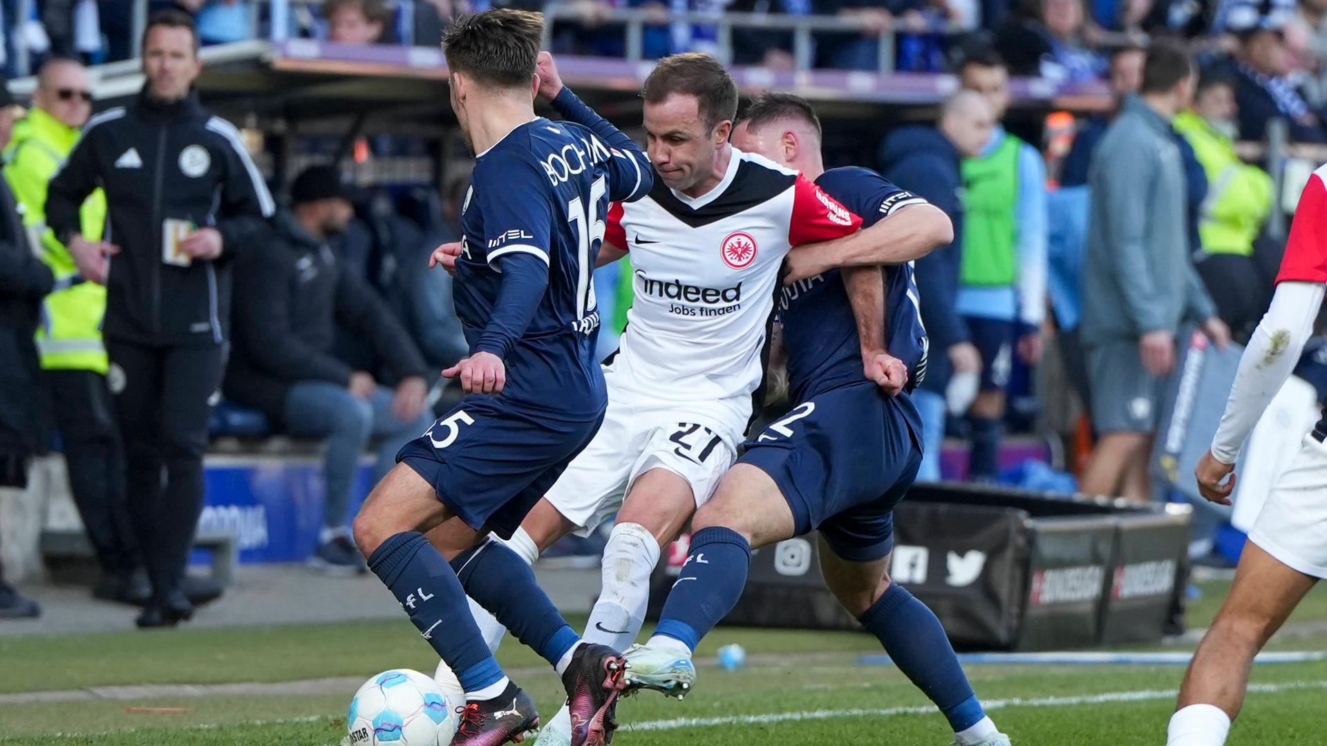 Zweikampf zwischen Frankfurts Mario Götze und Bochums Maximilian Wittek.