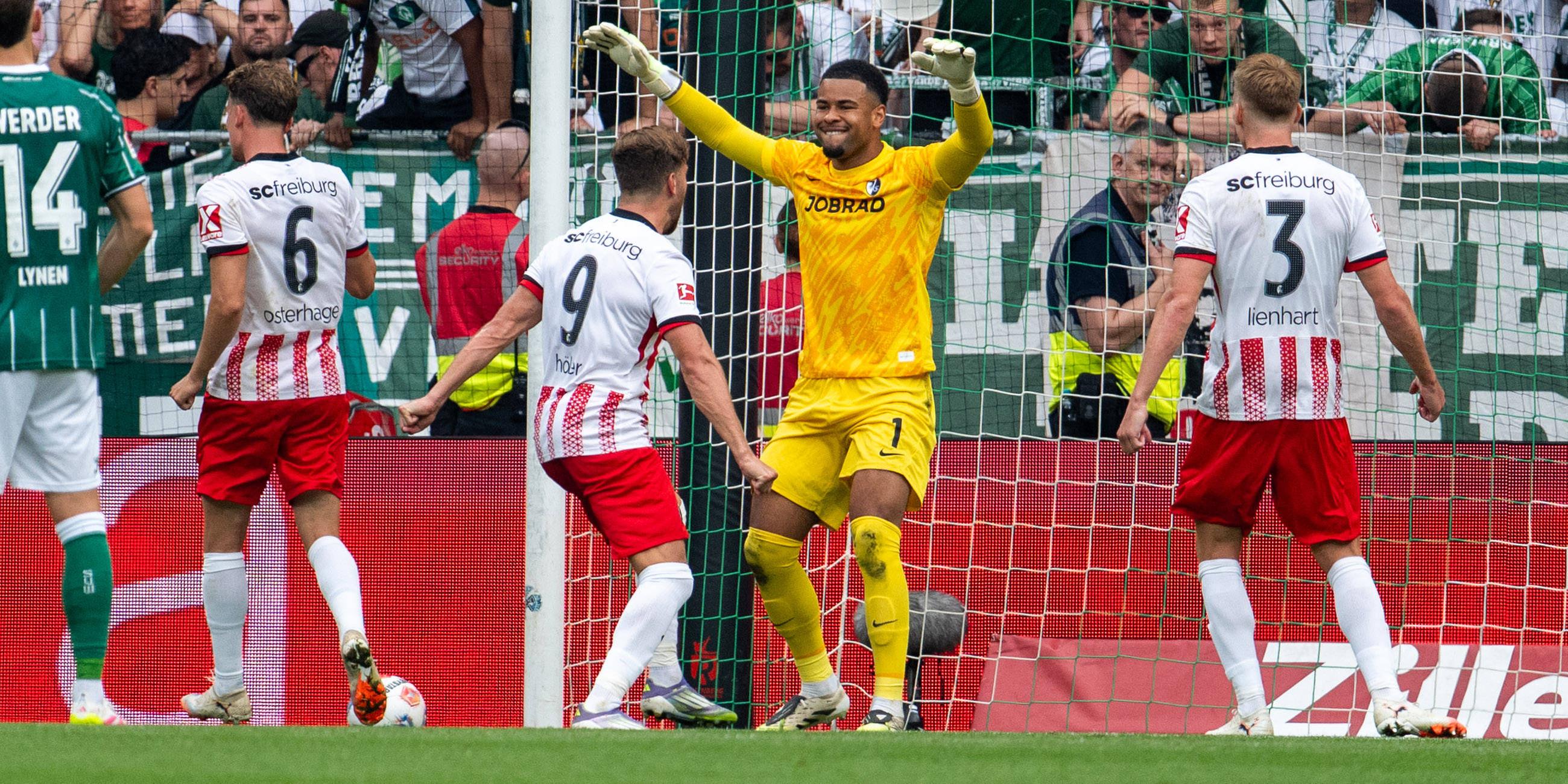 Freiburgs Torwart Noah Atubolu jubelt mit seiner Mannschaft nach dem gehaltenen Elfmeter.