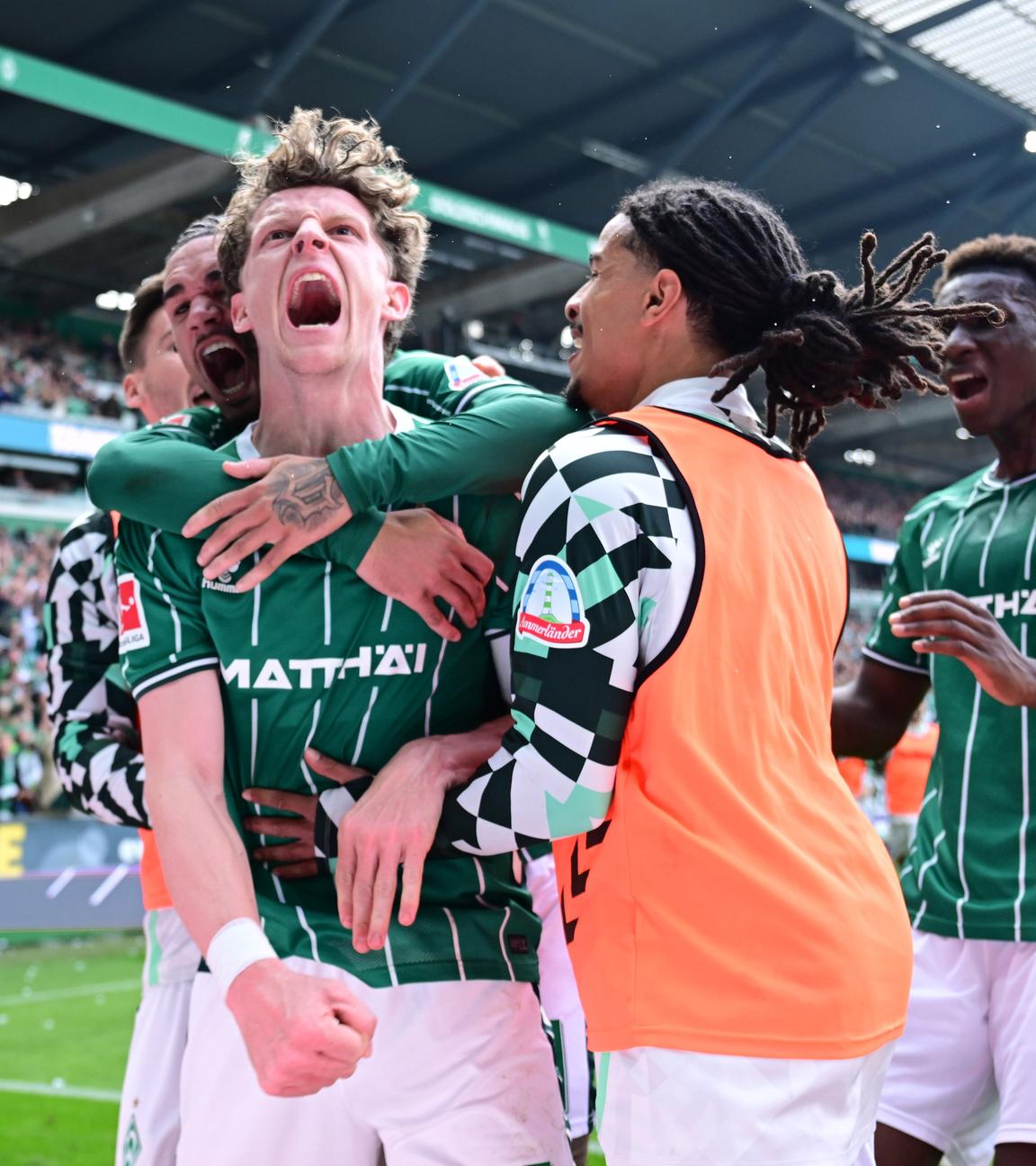 Torschütze Jens Stage jubelt mit Justin Njinmah, Isaac Schmidt und Karim Coulibaly nach seinem Tor zum 1:0 am 18.04.2026 in Bremen.