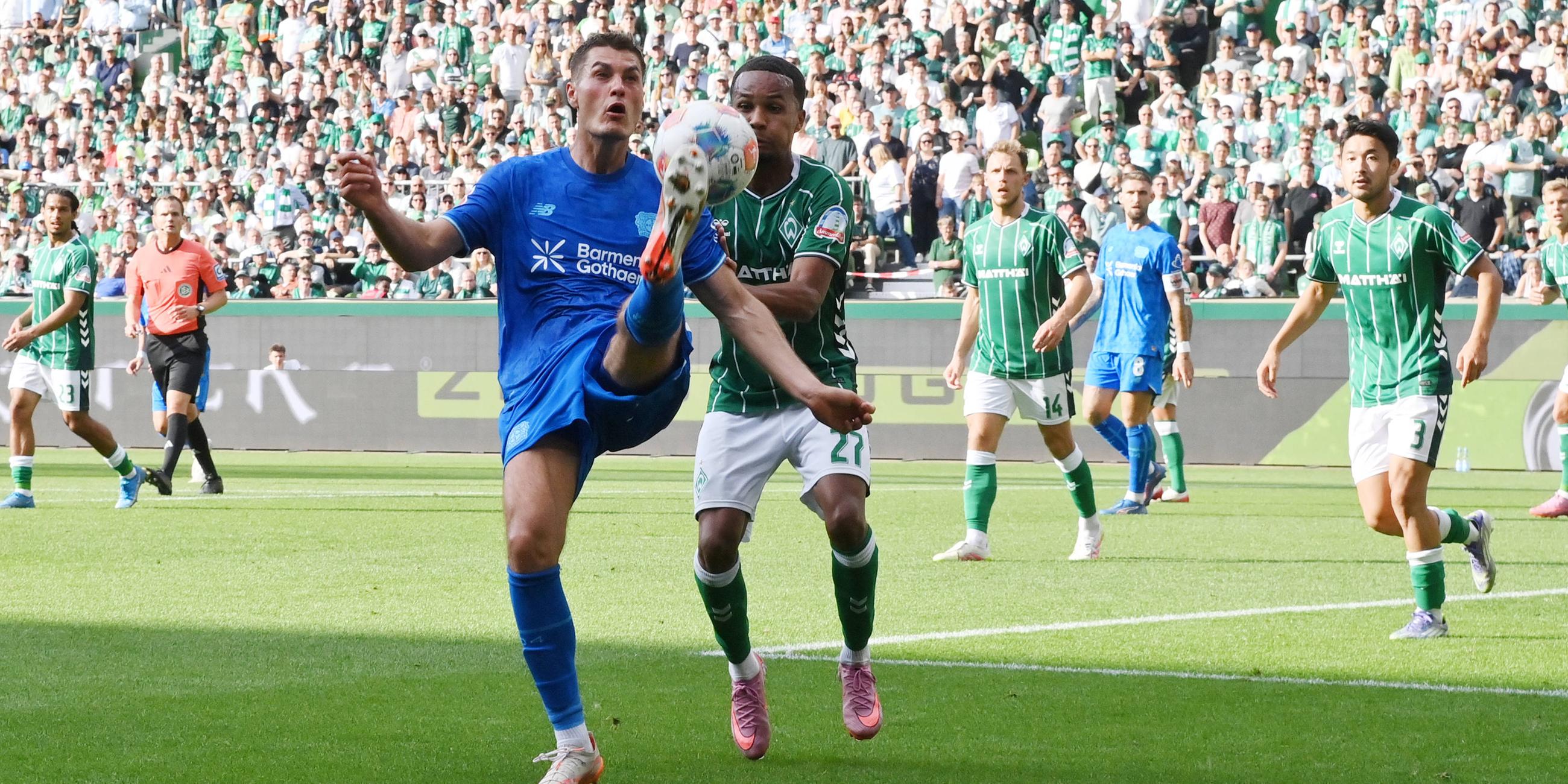 Leverkusens Patrik Schick in Aktion gegen Felix Agu von Werder Bremen.