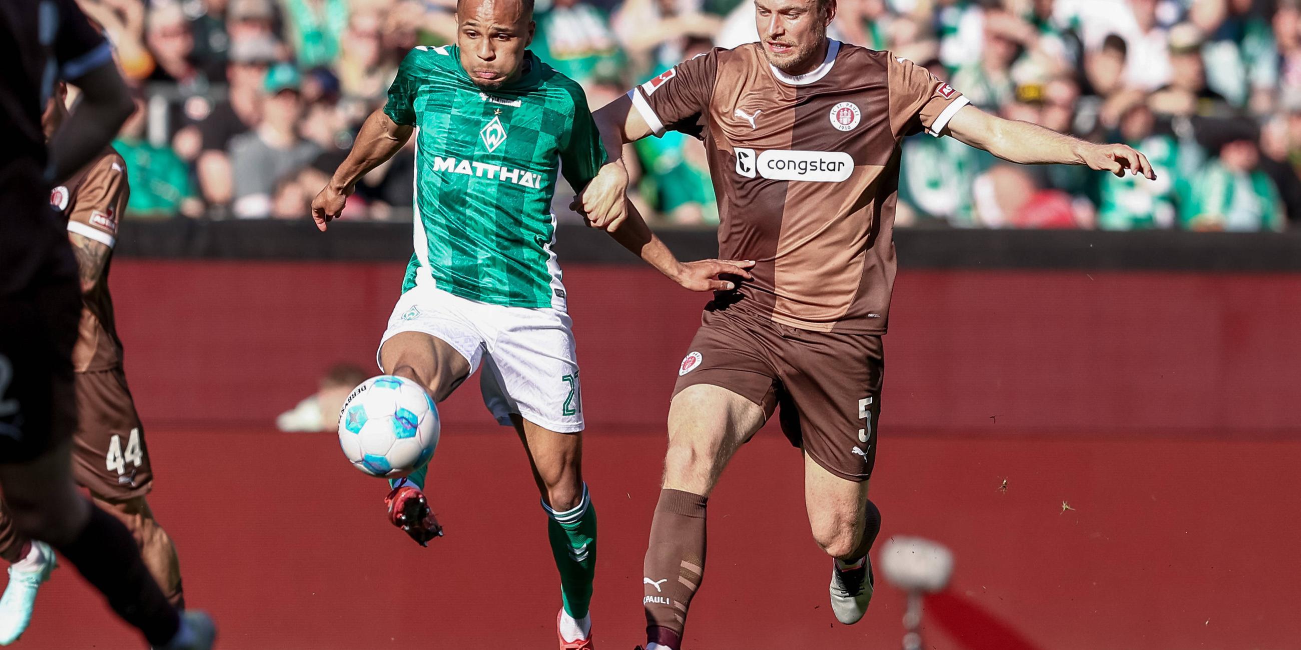 Bremens Felix Agu kämpft um den Ball gegen St. Paulis Hauke Wahl.