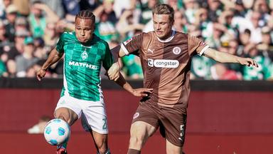 Bremens Felix Agu kämpft um den Ball gegen St. Paulis Hauke Wahl.
