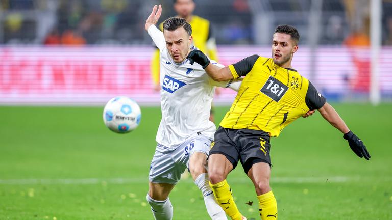 Hoffenheims Haris Tabakovic im Zweikampf gegen Yan Couto von Borussia Dortmund.