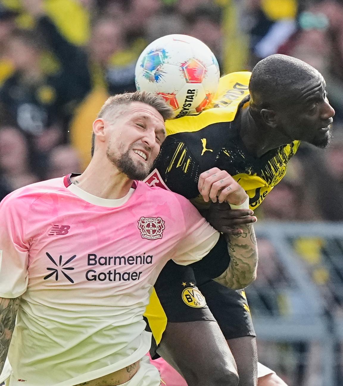 Robert Andrich und Serhou Guirassy kämpfen um den Ball am Samstag, dem 11. April 2026, in Dortmund. 