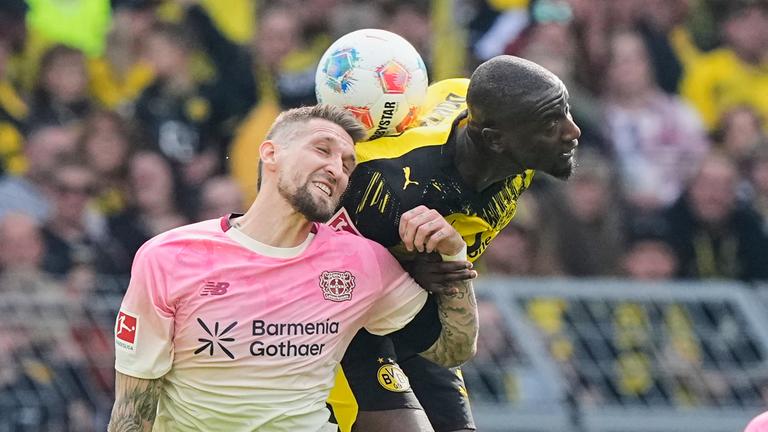 Robert Andrich und Serhou Guirassy kämpfen um den Ball am Samstag, dem 11. April 2026, in Dortmund. 