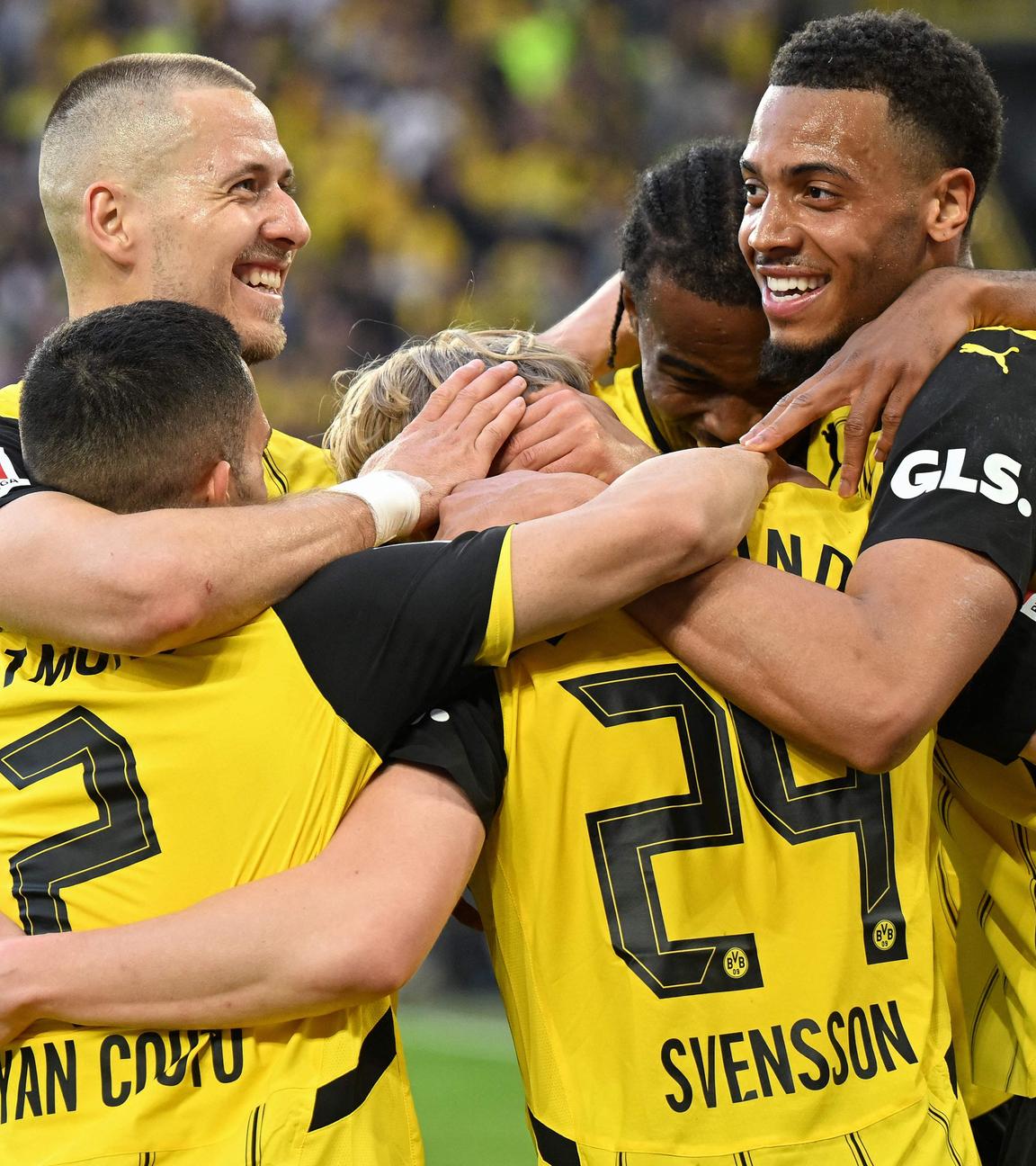 Dortmunds Daniel Svensson jubelt mit seiner Mannschaft über sein Tor zum 3:1.