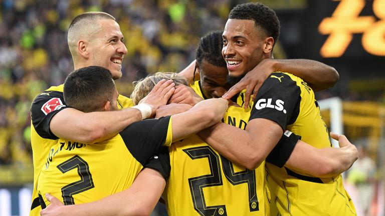 Dortmunds Daniel Svensson jubelt mit seiner Mannschaft über sein Tor zum 3:1.