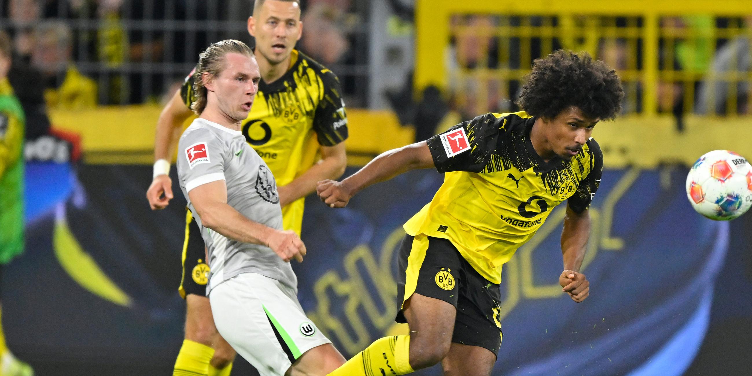 Dortmunds Karim Adeyemi ist vor Patrick Wimmer (Wolfsburg) am Ball