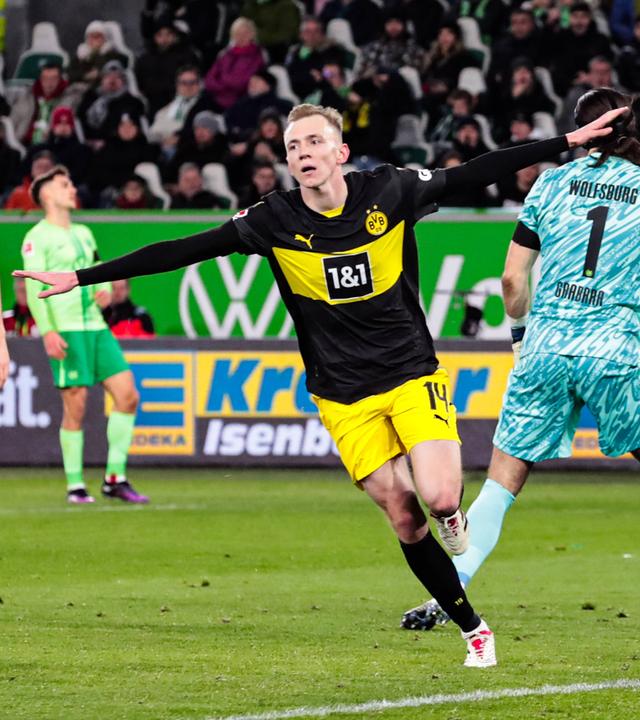 Dortmunds Torschütze Maximilian Beier jubelt nach seinem Tor zum 2:1 gegen Wolfsburg.