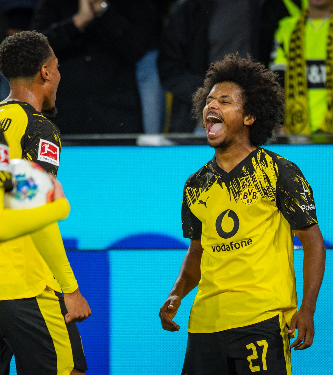Dortmunds Karim Adeyemi jubelt nach seinem Tor zum 1:0 gegen Wolfsburg.