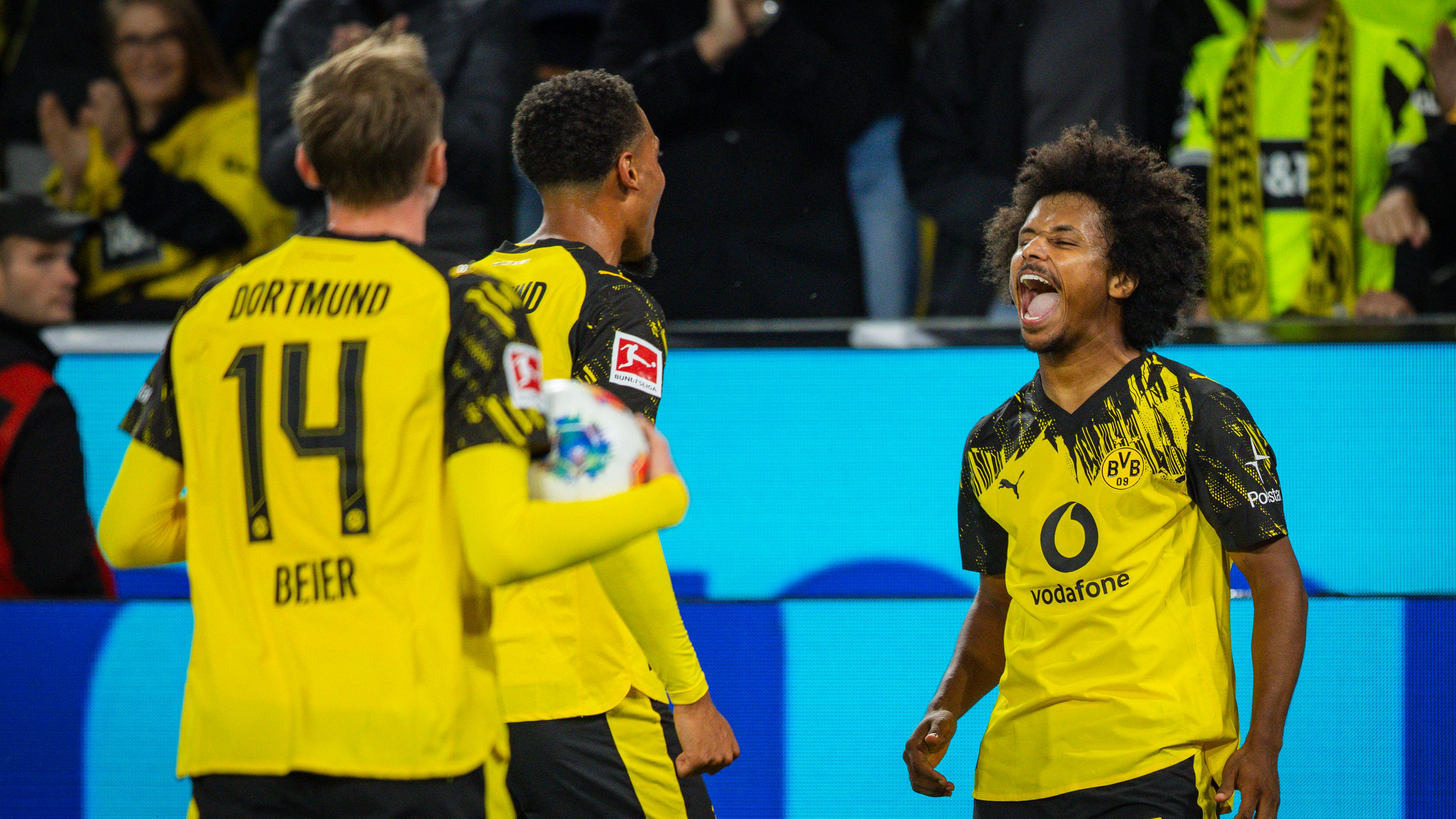 Dortmunds Karim Adeyemi jubelt nach seinem Tor zum 1:0 gegen Wolfsburg.