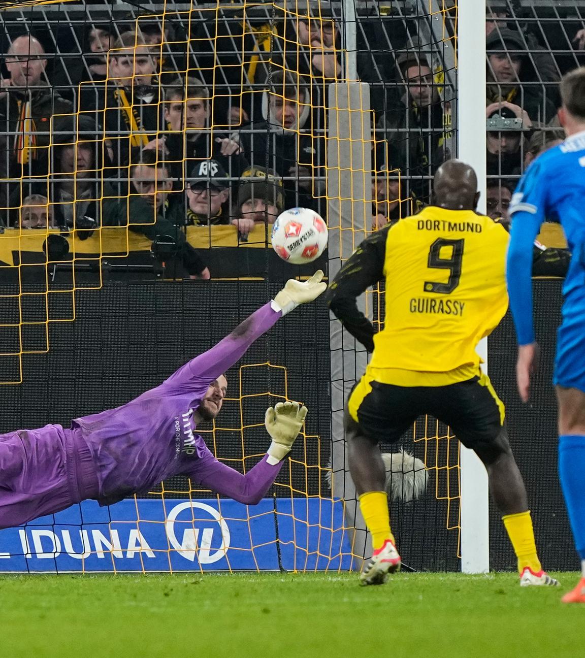 Dortmunds Serhou Guirassy erzielt per Elfmeter das 2:0 gegen Heidenheims Torwart Diant Ramaj im Bundesliga-Spiel Borussia Dortmund – FC Heidenheim.