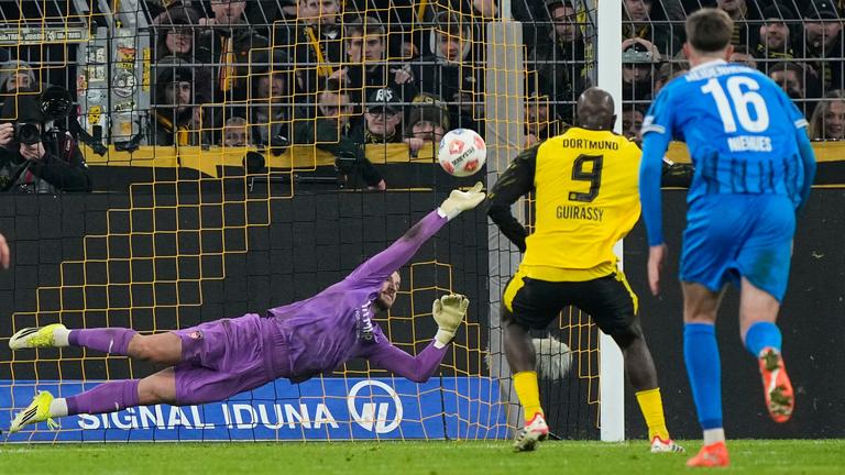 Dortmunds Serhou Guirassy erzielt per Elfmeter das 2:0 gegen Heidenheims Torwart Diant Ramaj im Bundesliga-Spiel Borussia Dortmund – FC Heidenheim.