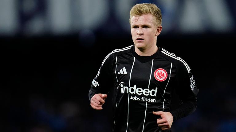 Frankfurts Jonathan Burkhardt in Aktion auf dem Spielfeld.