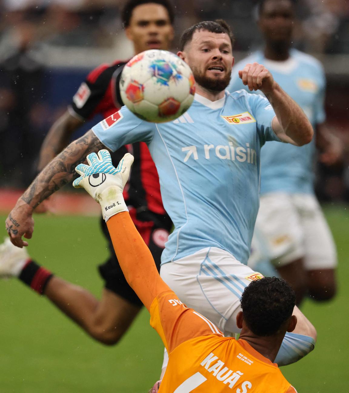 Oliver Burke von Union Berlin erzielt ein Tor gegen Eintracht Frankfurt.