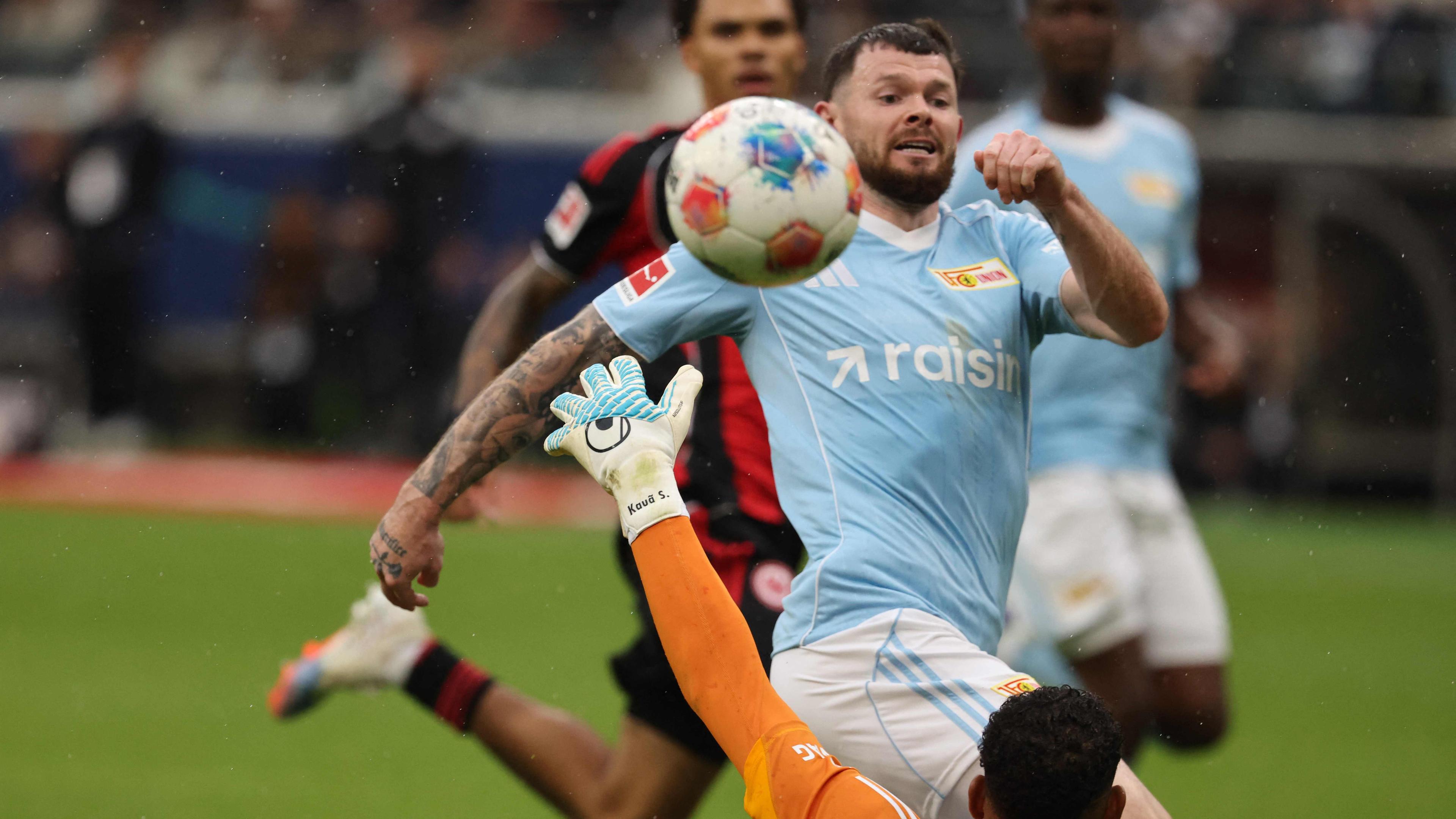 Oliver Burke von Union Berlin erzielt ein Tor gegen Eintracht Frankfurt.