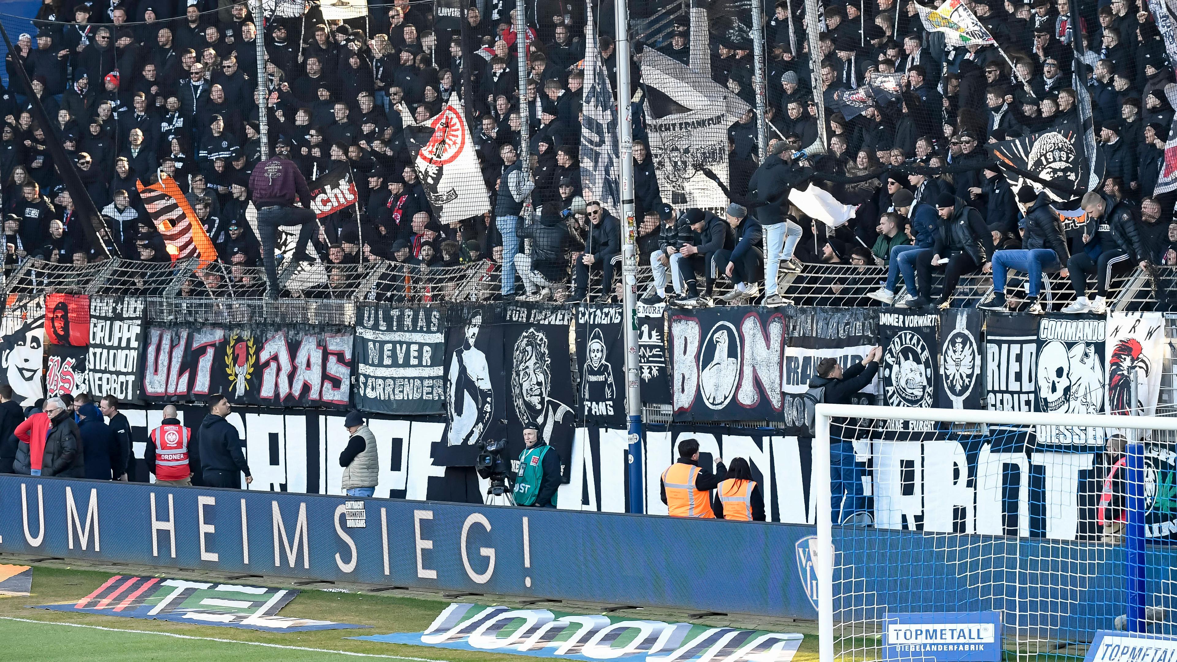 Banner versperren die Fluchtwege während des Spiels von eintracht Frankfurt gegen den VfL Bochum.