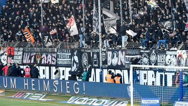 Banner versperren die Fluchtwege während des Spiels von eintracht Frankfurt gegen den VfL Bochum.