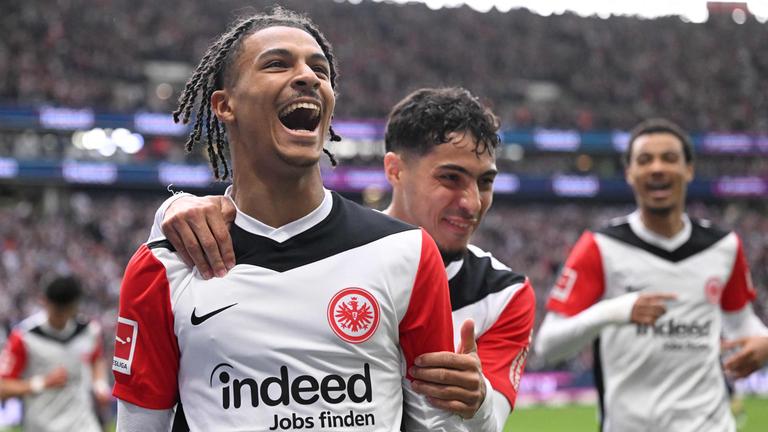 Frankfurts Jean-Matteo Bahoya jubelt mit seiner Mannschaft nach seinem Tor.