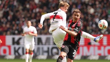 v.l., Maximilian Mittelstädt (VfB Stuttgart) und Mario Götze (Eintracht Frankfurt) am 16.05.2026 in Frankfurt im Kopfballduell.
