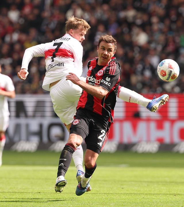 v.l., Maximilian Mittelstädt (VfB Stuttgart) und Mario Götze (Eintracht Frankfurt) am 16.05.2026 in Frankfurt im Kopfballduell.